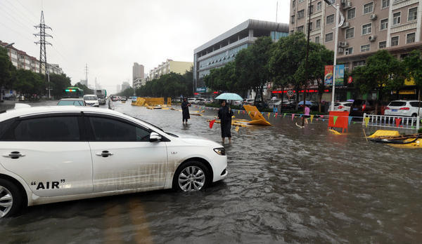 暴雨袭城漯河一小轿车扎进3米深坑一家三口惊险逃生