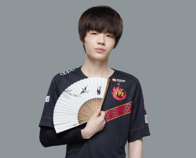 美女缠上fpx刘青松通过关系要到微信自己送上门太不自爱