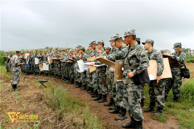 穿草丛跨障碍跃田野雨中军事地形学训练够爽