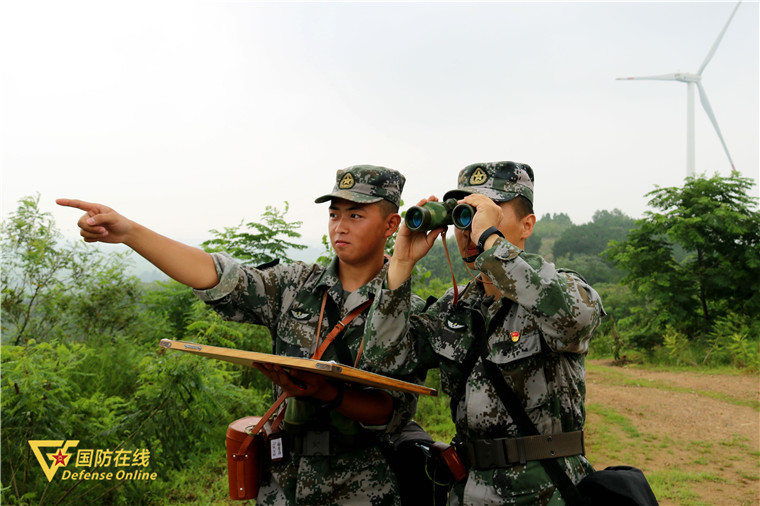 穿草丛跨障碍跃田野雨中军事地形学训练够爽