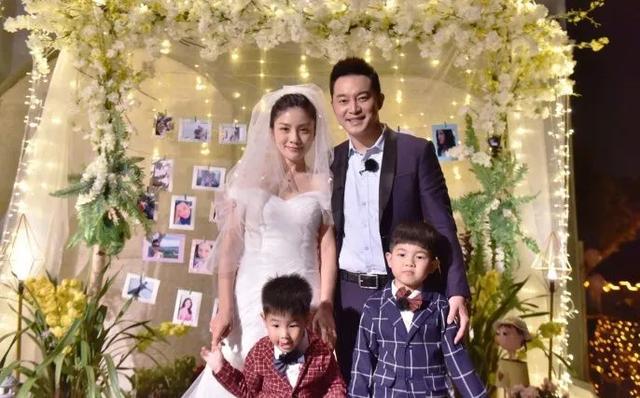 胡可|被沙溢“拉黑”冷处理，胡可表情无奈，二人疑似陷入感情危机？