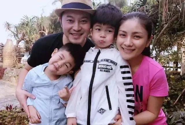 胡可|被沙溢“拉黑”冷处理，胡可表情无奈，二人疑似陷入感情危机？