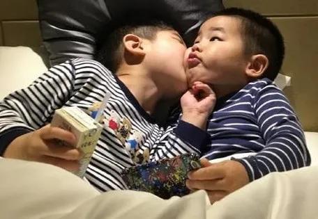 胡可|被沙溢“拉黑”冷处理，胡可表情无奈，二人疑似陷入感情危机？