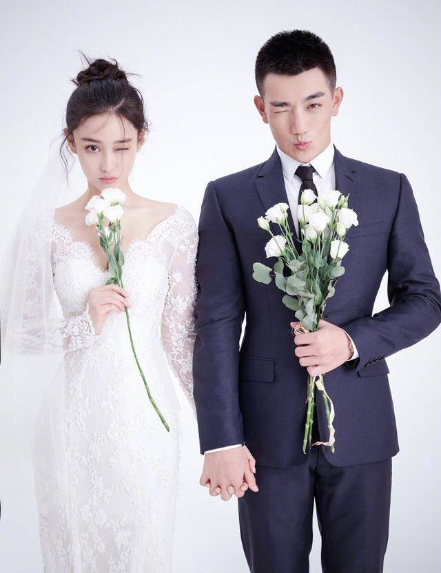 张馨予|张馨予穿粉嫩睡裤衣着宽松，晒出手上的双色戒指，网友：赶紧生娃吧