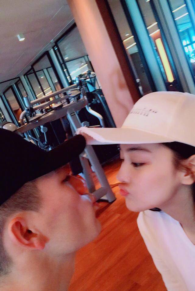 张馨予|张馨予穿粉嫩睡裤衣着宽松，晒出手上的双色戒指，网友：赶紧生娃吧