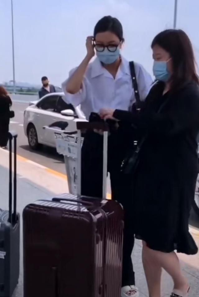 张一山绯闻女友宋妍霏现身 素颜状态显憔悴 老爸亲自来送机 腾讯新闻