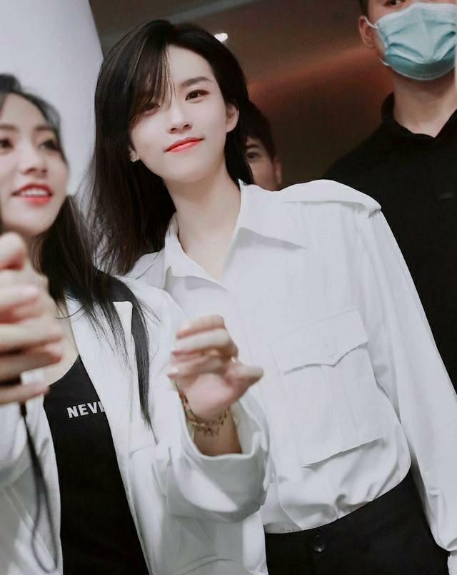 都说陆柯燃太男人看到她接长发的样子网友惊呼第二个赵丽颖