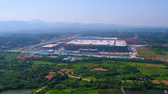 在浏阳投资320亿 长沙惠科项目主体厂房今天封顶