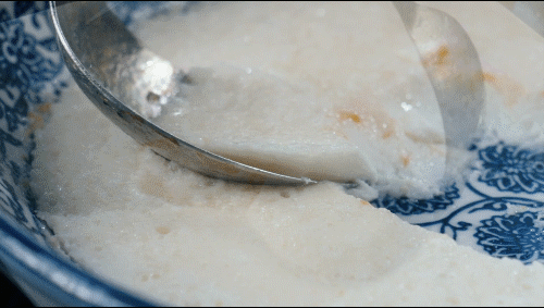 蒸熟的蛋清用调羹舀作芙蓉花瓣式