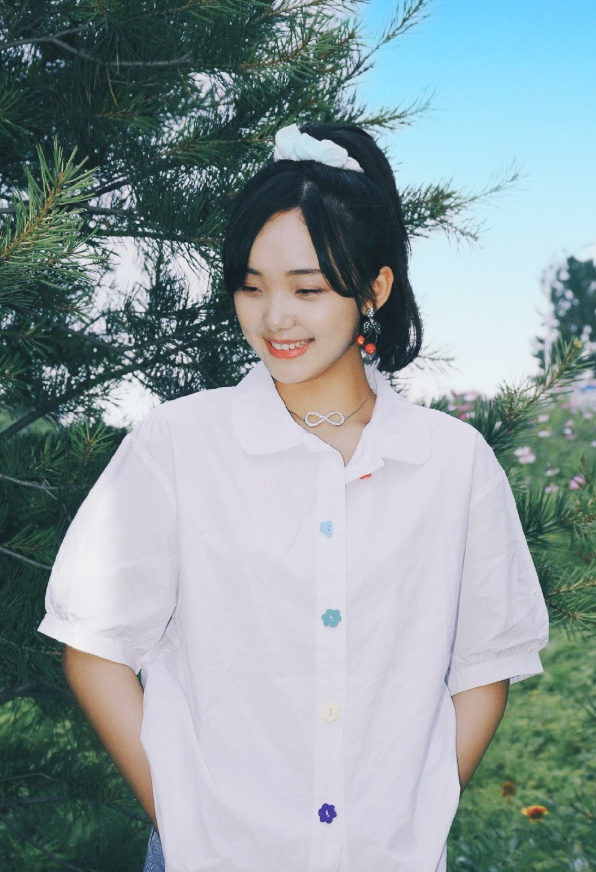 吕小雨终于穿短裤了,露腿后堪比"法国法棍"?小孩子都没法相比