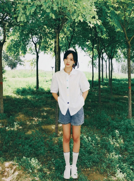 吕小雨终于穿短裤了,露腿后堪比"法国法棍"?小孩子都没法相比