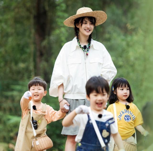 郑爽|郑爽情绪低落发文表示想哭，配四个哭泣表情，自称不知道该去哪