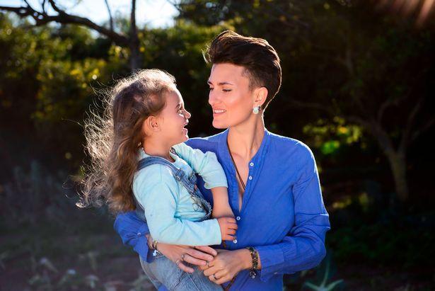 一女|英女子无法生育，痛改生活方式吃素7个月，奇迹怀孕成功诞下一女