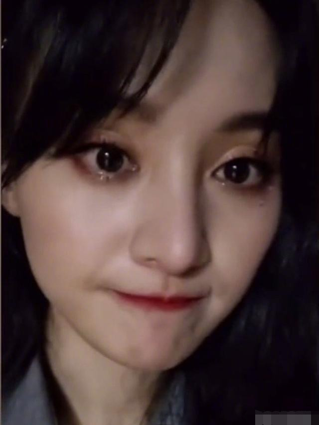 郑爽|郑爽情绪低落发文表示想哭，配四个哭泣表情，自称不知道该去哪