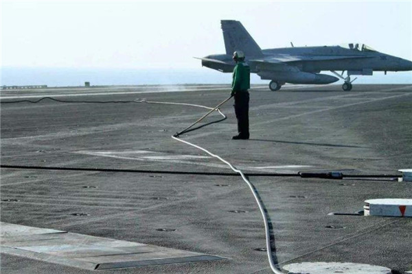 战机直接扎进海里,巨型钢缆扫中8名舰员|航母|美航母|阻拦索|战机