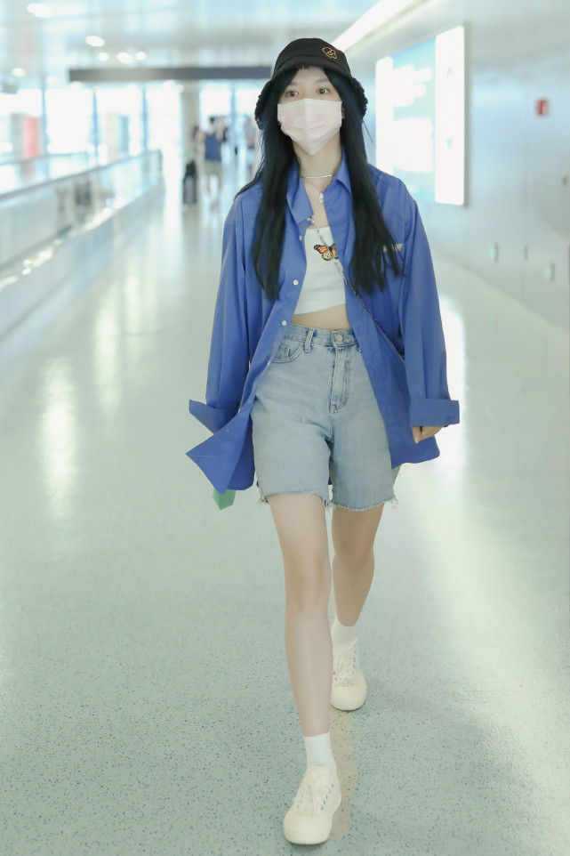 程潇太会穿蓝色衬衫配高腰短裤脚一伸漫画腿立马1米2长