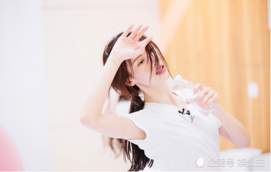 金晨|金晨否认拿恋情炒作：是被别人扣帽子！暗示邓伦团队泼她脏水！