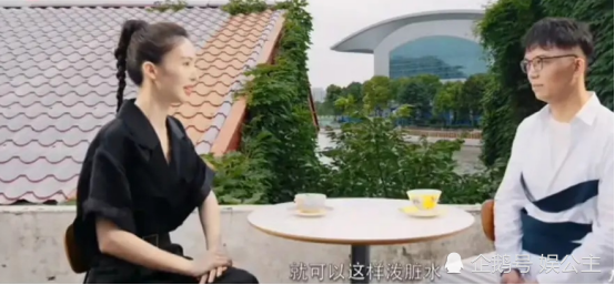 金晨|金晨否认拿恋情炒作：是被别人扣帽子！暗示邓伦团队泼她脏水！