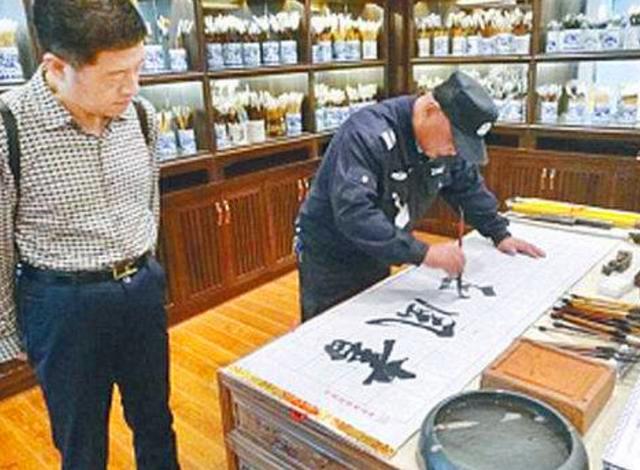 毛笔|保安大叔写废2000多支毛笔，练了40年终斩获兰亭奖，被誉为扫地僧