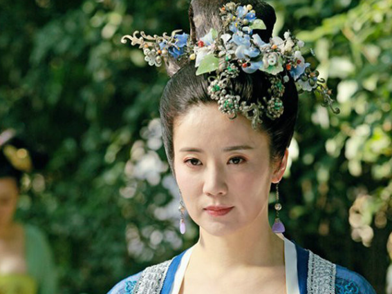 而张彤又曾经在《至尊红颜》里面饰演王皇后,《至尊红颜》也是讲述