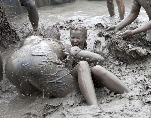 印度泼粪节算什么?日本泥浆节才真的辣眼,中国女游客捂眼睛