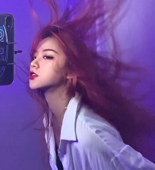 凭借甩头走红的刀小刀画受伤妆出镜看创可贴让人心疼