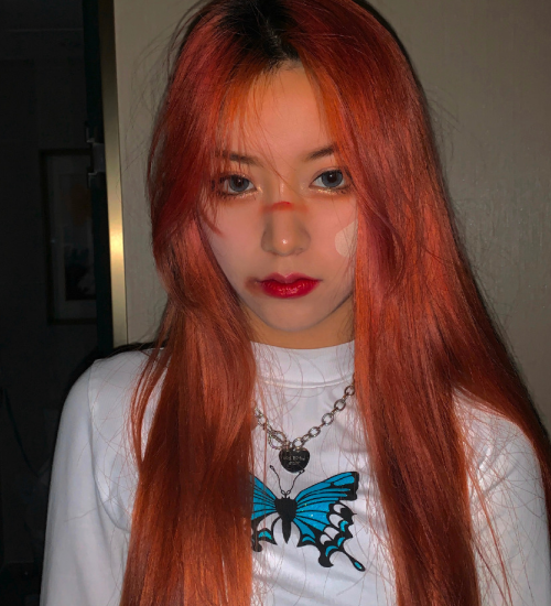 凭借甩头走红的刀小刀画受伤妆出镜看创可贴让人心疼