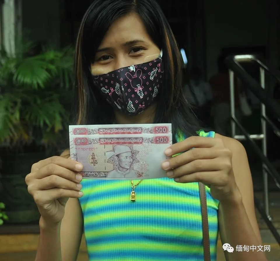 缅甸新币发行大家纷纷晒新币不过吸引网友反而是晒钱的这个美女