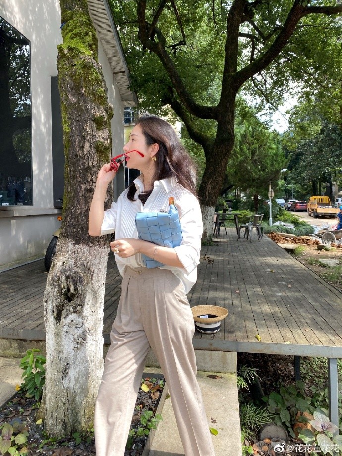 董花花|张大奕素颜戴眼罩忙工作，比划剪刀手嘟嘴卖萌，手托腮超自信！