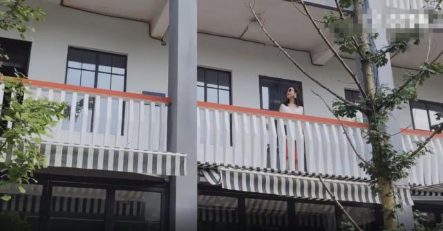 董花花|总裁夫人一身职业装搞事业，戴墨镜霸道总裁范儿十足，自信有气场