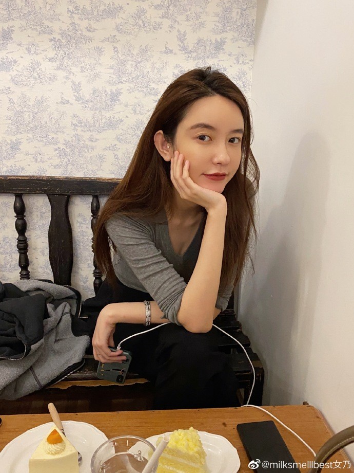 董花花|总裁夫人一身职业装搞事业，戴墨镜霸道总裁范儿十足，自信有气场