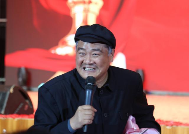 赵本山|赵本山儿子带妆模仿亲爹！网友：别人是模仿，你是传承