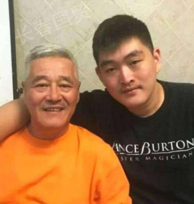 赵本山|赵本山儿子带妆模仿亲爹！网友：别人是模仿，你是传承