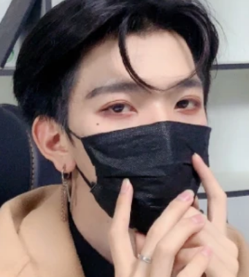 相信网友们看到他的真实颜值之后,也会对这样的七鹤大人圈粉吧.