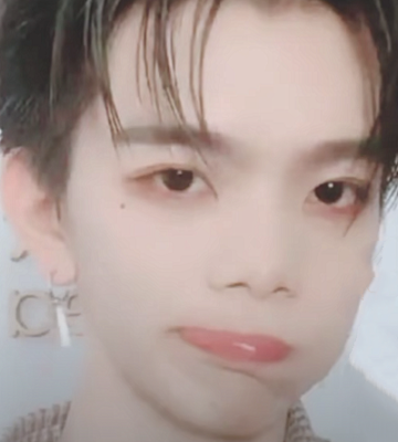 七鹤大人为证颜值摘口罩可看清他的正脸网友认成周震南