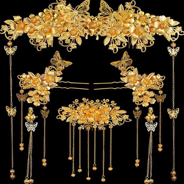 农村大婶头戴凤冠去鉴宝刚一入场专家赶紧摘下来