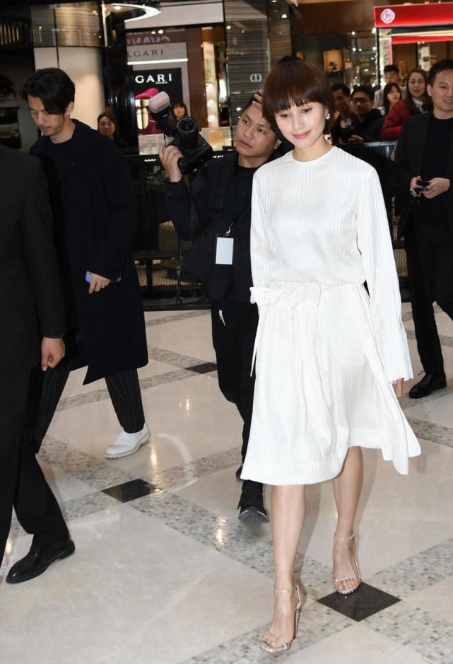 袁泉才是真正有"韵味"的女人!穿白色连衣裙优雅端庄,高贵精致