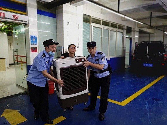 民警紧急出动转移被困车辆|江水即将漫上码头！民警紧急出动转移被困车辆