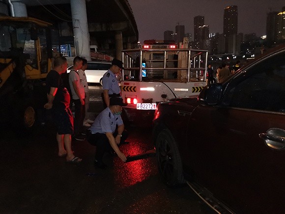 民警紧急出动转移被困车辆|江水即将漫上码头！民警紧急出动转移被困车辆