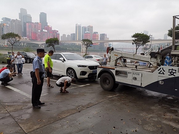 民警紧急出动转移被困车辆|江水即将漫上码头！民警紧急出动转移被困车辆