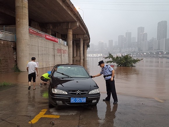 民警紧急出动转移被困车辆|江水即将漫上码头！民警紧急出动转移被困车辆