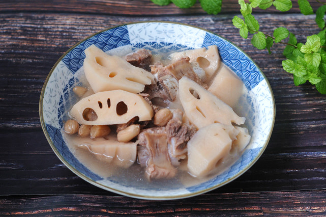 莲藕排骨汤汤汁醇厚我有小窍门做法简单味道足秋天要多喝