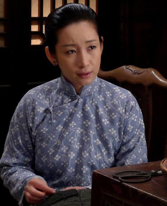 提起秦海璐这个名字,大家想起的可能是《红高粱》里周迅的嫂嫂"淑贤"