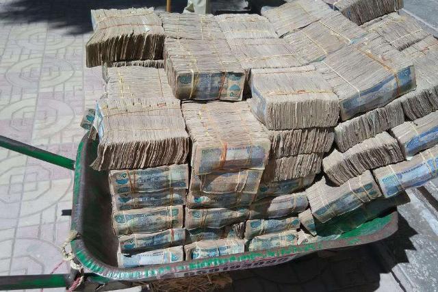 穷到只剩钱的国家钞票用麻袋装论斤称人买回去烧钱取暖