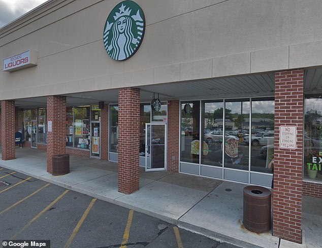 星巴克|星巴克员工在警察咖啡里吐口水遭逮捕，当事警察害怕感染新冠