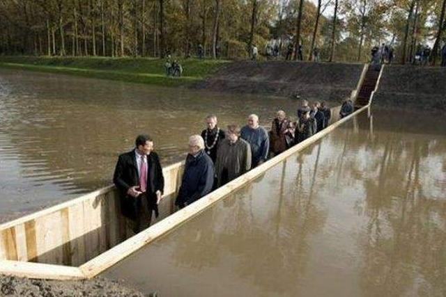 荷兰隐形桥意外走红可水中漫步网友设计师图纸拿反了