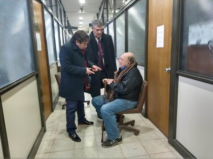 梅斯|七旬老人被5名青年抢劫，掏枪打死其中一名抢匪，却因谋杀被逮捕