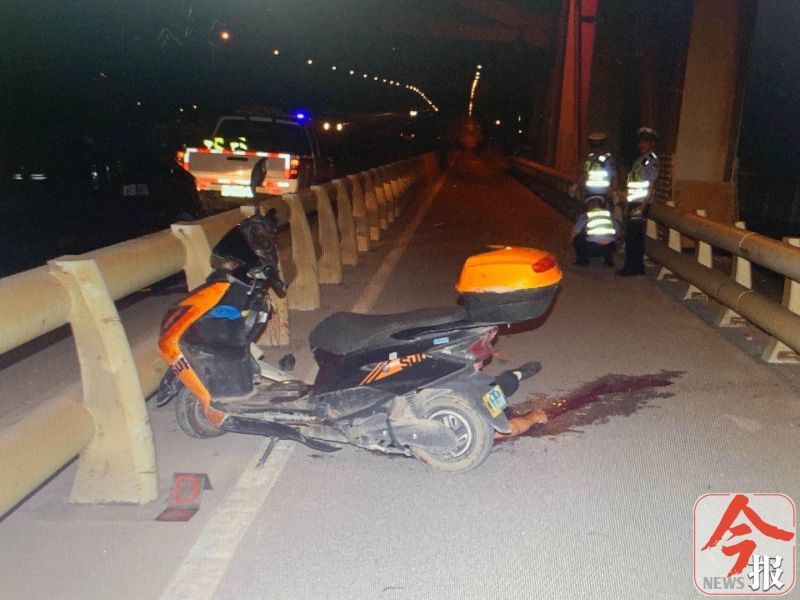 不幸!白露橋上一電動車撞上隔離欄,駕車男子頭破血流