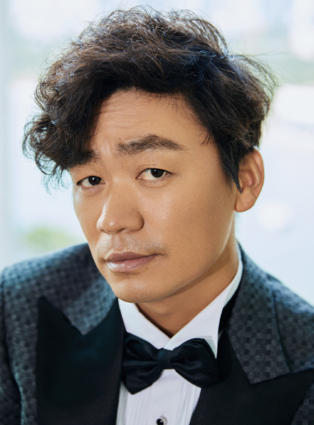 王宝强|王宝强离婚四年后大变样，恋爱后嫩如韩国欧巴，帅得叫马蓉后悔