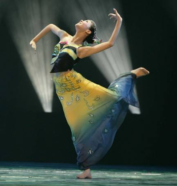 "三道弯"是指在舞蹈动作中头和胸,腰和臀,胯和腿以逆反方向呈s型的